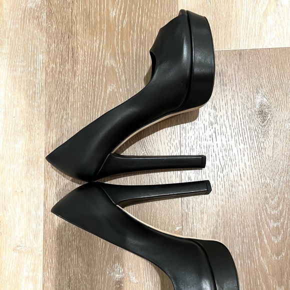 COPY - Beautiful leather Gucci heels! Supper clean and I’m amazing shape. Light… - Picture 5 of 7